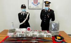 Arsenale di armi e droga in casa: 62enne patteggia