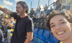 Capitan Lucarelli in curva a Pisa con i tifosi crociati
