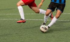 Vede il suo stalker: arbitro ferma la partita