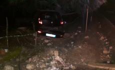 Sfonda con l'auto il muretto di una casa e scappa: chi è stato?