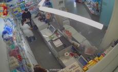 Il rapinatore con la mascherina incastrato dopo il settimo colpo: ecco chi è - Il video dei blitz