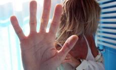 Il papà prende di nuovo a pugni la mamma:  il figlio chiama il 112 e la salva