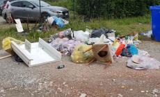 Rifiuti abbandonati (selvaggi) in via Del Garda 