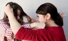 Tredicenne picchiata dalle compagne di classe. Poi l'aggressione postata sui social