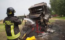 Vicomero, trebbiatrice in fiamme