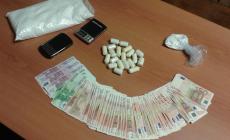 Nasconde droga e banconote false in una Bibbia: arrestato