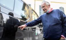 Svastica sul pulmino per disabili della cooperativa «I Girasoli». La solidarietà di Anmic
