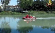Tenta di recuperare il pallone nel fiume , 11enne affoga