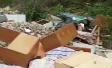 Rifiuti, materassi, divani: via Resga torna ad essere una discarica