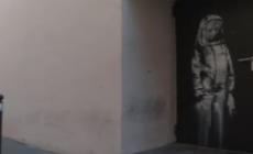Ritrovata in Abruzzo la porta del Bataclan con il murale di Banksy - Video
