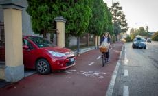 La rabbia dei residenti per la nuova ciclabile davanti ai passi carrai
