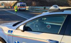 Lascia il rave stravolto dalle droghe e si getta dall'auto in corsa