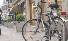 Ladro preso con la bici sulla spalla