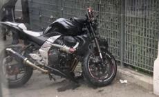 Semina il panico in moto davanti a scuola e poi si schianta