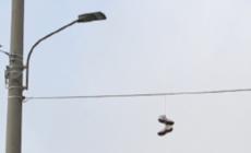 «Shoefiti», scarpe appese per dire «qui si spaccia»