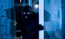 Sorpreso dai padroni di casa: in fuga il ladro profumatissimo