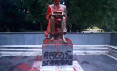 A Milano vernice e insulti sulla statua di Montanelli
