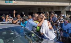 Afroamericano ucciso ad Atlanta: i manifestanti danno fuoco a Wendy's 