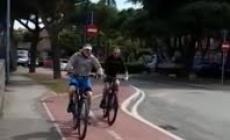 Vasco Rossi in  bici a Rimini  - Video