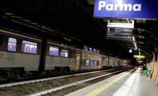In treno senza biglietto, spintona i poliziotti che vogliono farlo scendere