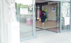 Ospedale Maggiore, un angelo  di bronzo dedicato agli angeli in carne e ossa