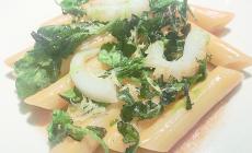«Penne rigate, burro ai ricci di mare, capesante, erbe spontanee, seppia»