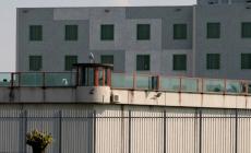 Condannato a 30 anni per omicidio della fidanzata, esce per obesità