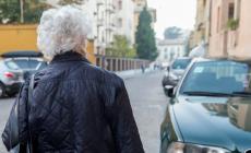 Anziana pedinata e derubata da una ragazzina