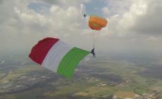Giovanni Piana, il parà che vola con un tricolore di 100 metri quadri