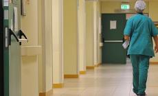 Ragazzina fuori controllo: tre infermiere ferite