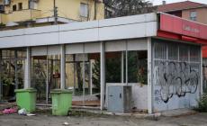 Quei distributori «a secco» dove fiorisce il degrado