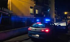 Gli ruba il cellulare, lo minaccia con un coltello e prova ad aggredire i poliziotti: arrestato