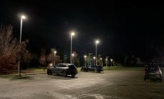 Scopre e blocca i ladri della sua auto di lusso ma tentano di investirlo