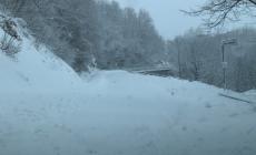 Tizzano, famiglia bloccata in auto dalla neve con un neonato