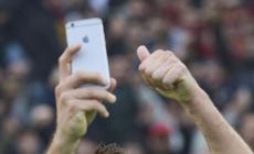 Selfie e smartphone al sole mettono a rischio gli occhi 