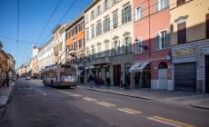 Follia in via Repubblica: pugni e spallate ai passanti