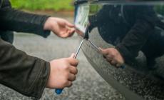 Fidenza, lascia l'auto parcheggiata in strada e spariscono entrambe le targhe