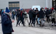 Maxi-rissa fra migranti a Calais: 22 feriti, 4 lottano fra la vita e la morte