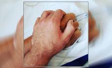 Zanardi resta stabile e grave. "Io questa mano non la lascio": la commovente foto pubblicata dal figlio