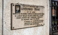 Deturpata dai vandali la targa in memoria di Antonio Turi
