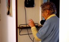 80enne derubata in casa con raggiro: ladra incastrata grazie ad una foto scattata dalla vicina