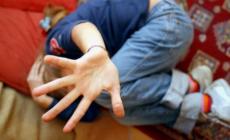 Cinghiate e sberle alla figlia di 4 anni: condannato