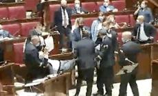 Insulta una deputata, Sgarbi espulso dalla Camera e portato via di peso