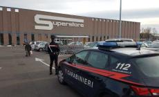Vogliono fuggire con 107 bustine di zafferano e aggrediscono gli addetti: bloccati con lo spray al peperoncino