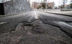 In stazione buche e cadute: è un «percorso di guerra»