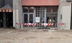 Monticelli, cadono calcinacci davanti all'ingresso della biblioteca