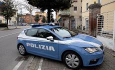 Porta fuori il cane e viene scippato