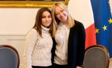 L'abbraccio fra Nicole e Giorgia Meloni: «Mi aiuterà a guarire dalla sindrome di Pandas»