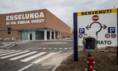 Il vigilante la sorprende a rubare, lei reagisce a pugni in faccia: denunciata (E non è la sola)