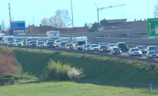 Nuovo esodo verso il mare: code e disagi (e l'auto contromano "fantasma") - Video 